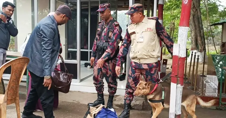 হিলি সীমান্তে বিজিবির সতর্ক অবস্থান ও তল্লাশি